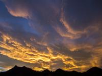 Goldgelb leuchtende Abendwolken